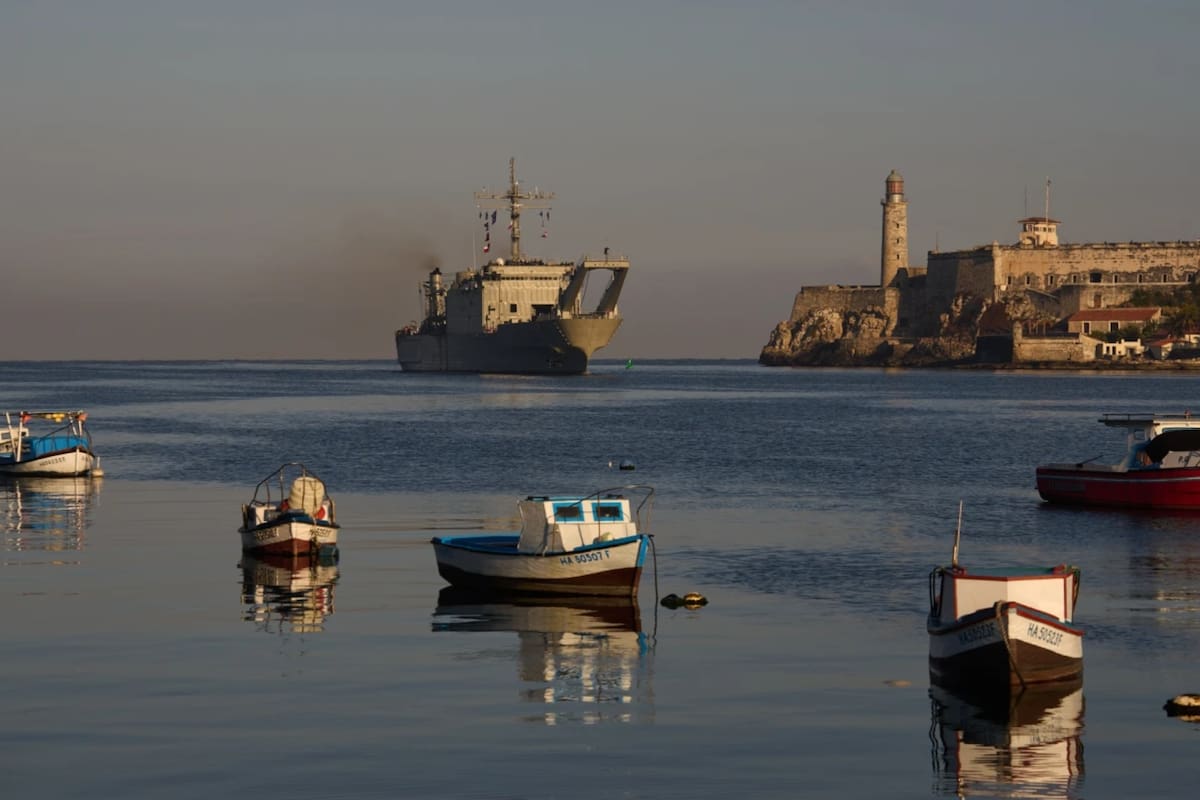 Buque con 200 mil barriles de diésel ruso desvió su ruta fuera de Cuba tras sanciones de Estados Unidos que restringen suministro energético a la isla en medio de crisis eléctrica y apagones recurrentes