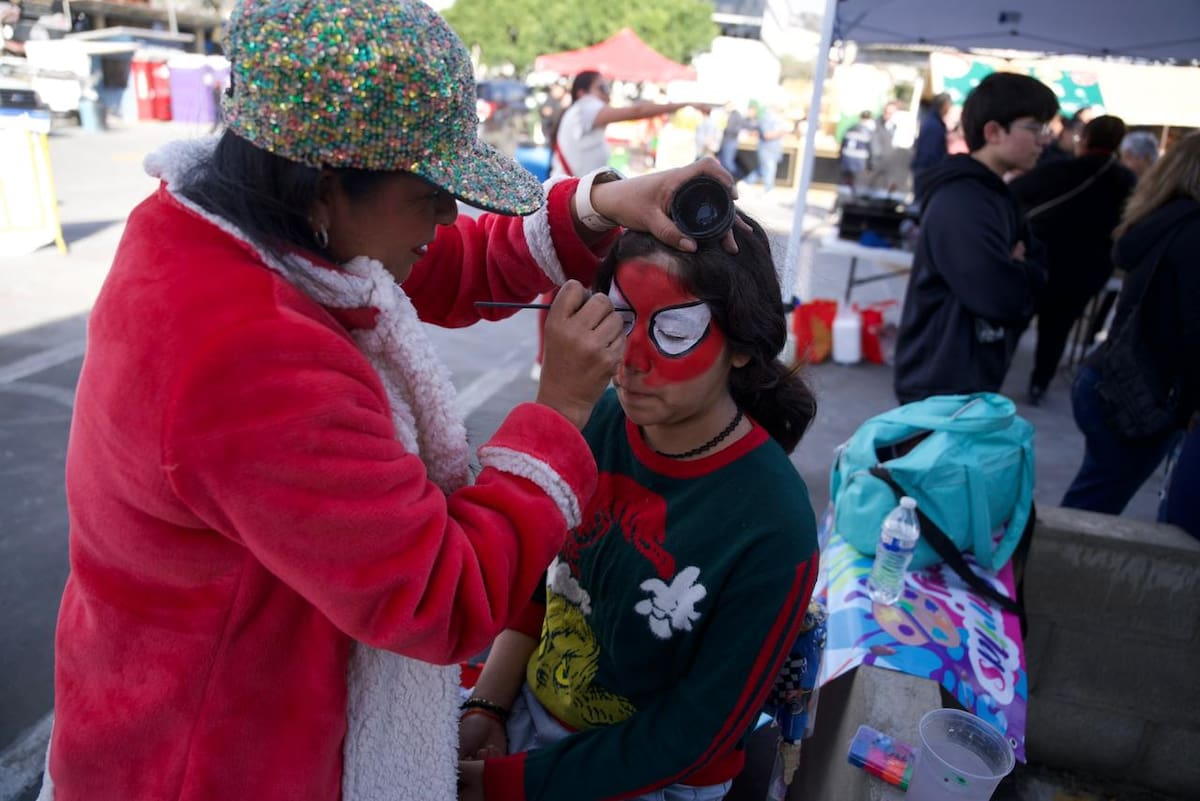 Ciudadanos y emprendedores participan en la “Marcha de los Milagros” para apoyar a una niña con hidrocefalia en Tijuana. Foto: Border Zoom