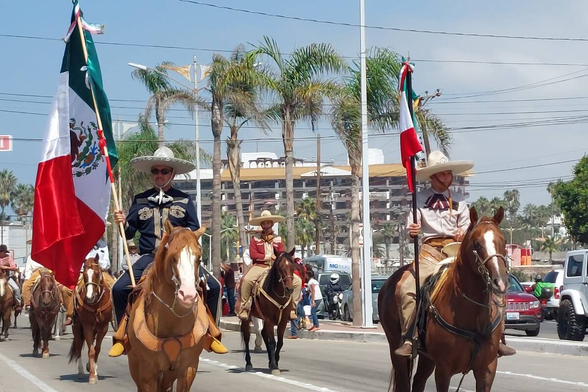 Realizan tradicional desfile por el 16 de septiembre en Rosarito