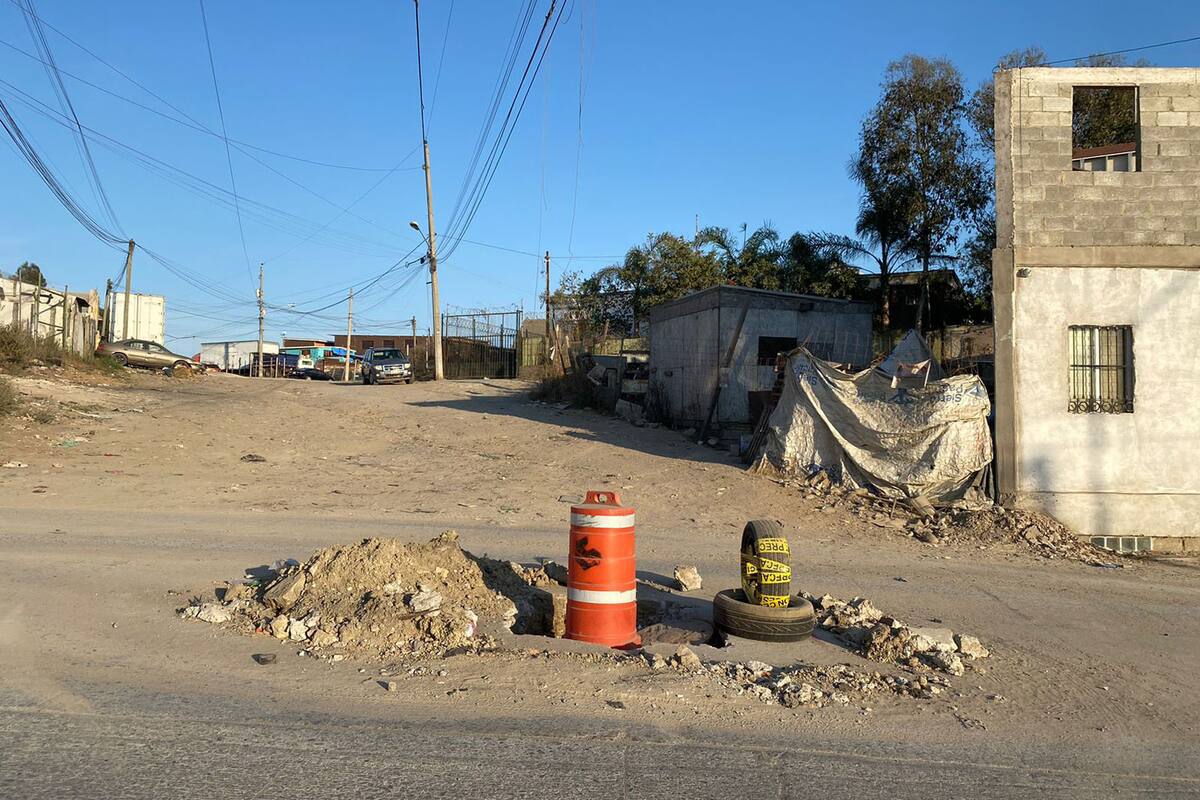 Residentes denuncian alcantarilla abierta frente a Albergue Ágape