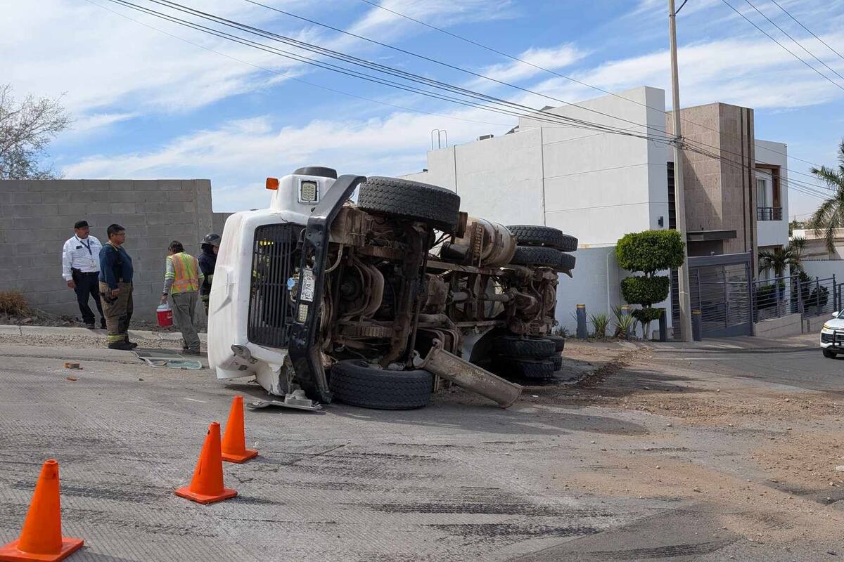 Se voltea un camión y derrama diésel, reportan al conductor lesionado