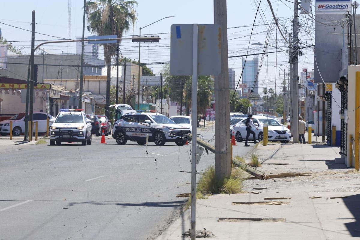 Auto con 8 personas choca contra postes en Hermosillo; menor de 10 años resulta herido. | Crédito: Teodoro Borbón (GH)