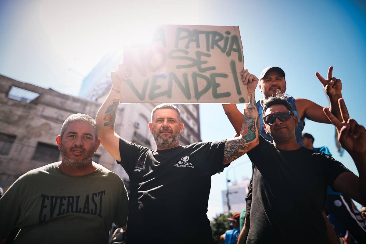 Manifestantes participan en una protesta convocada por la Confederación General del Trabajo,hoy, en Buenos Aires. | EFE