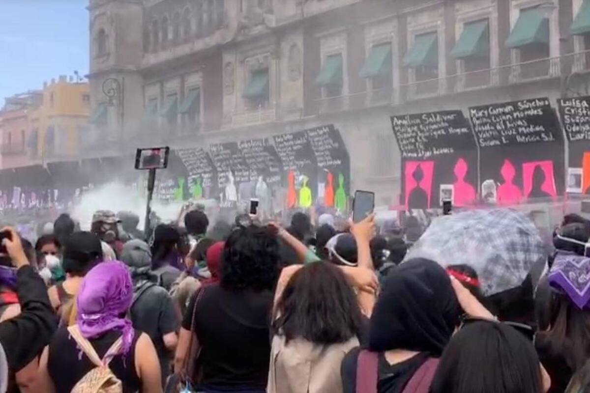 Derriban parte de las vallas que cubren Palacio Nacional durante marcha