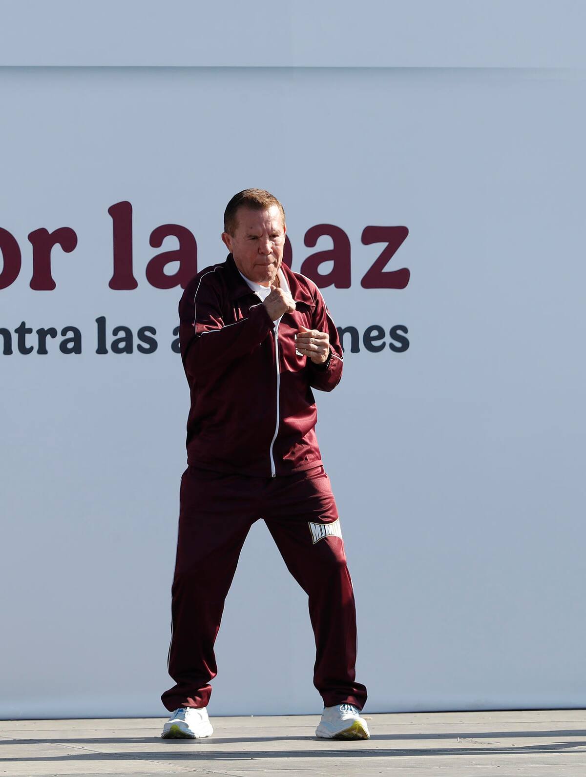 El exboxeador Julio César Chávez, participa en el arranque masivo de una Clase Nacional de Boxeo 2025 este domingo, en la plancha del Zócalo de Ciudad de México. | Crédito: EFE