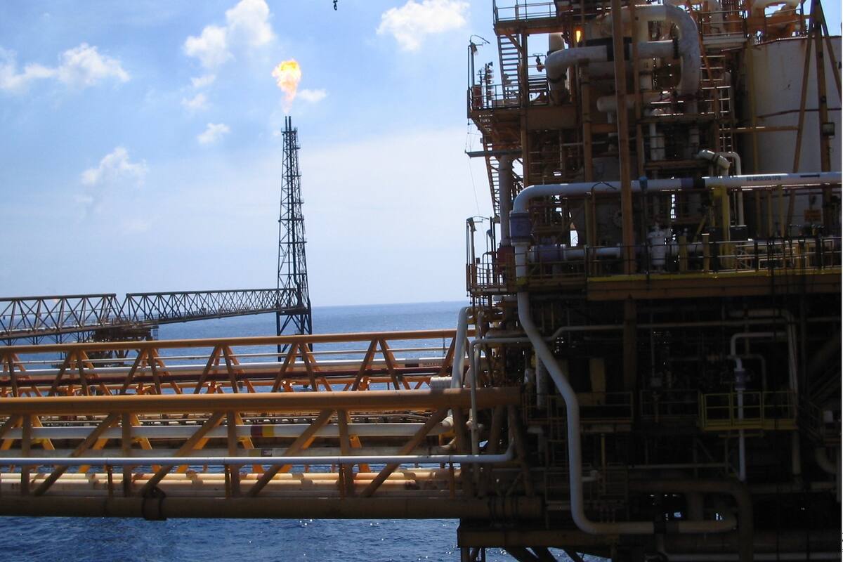 Petróleo cotiza de nuevo por debajo de 30 dólares