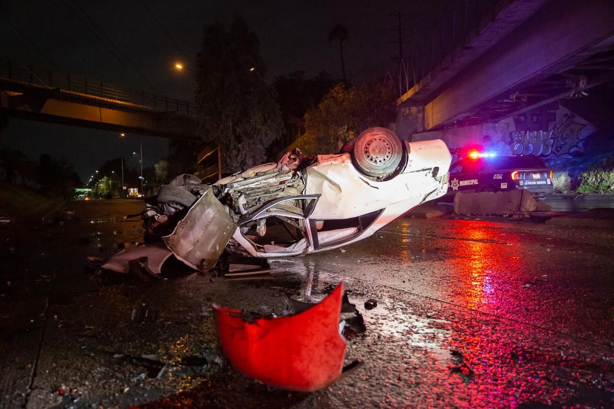 Dos jóvenes lesionados tras volcadura en la Vía Rápida Oriente; uno es menor de edad