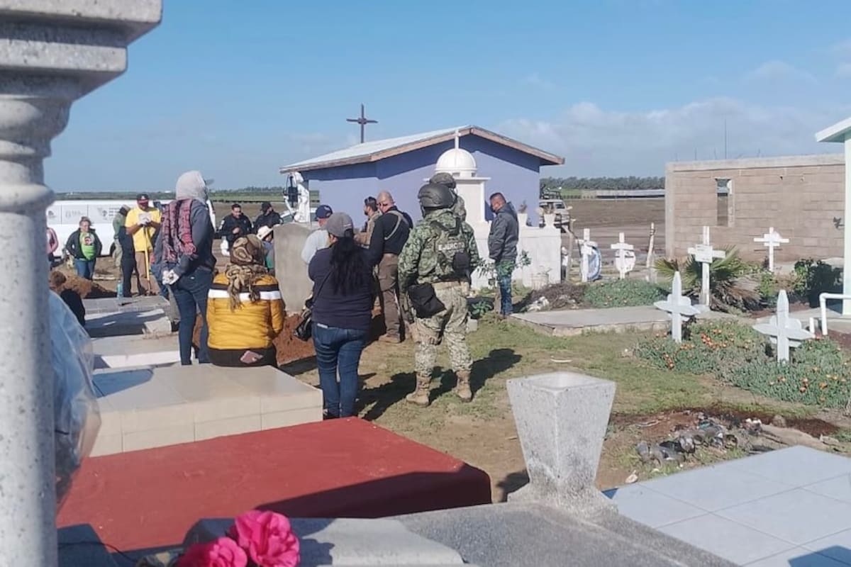 Localizan tres cuerpos entre tumbas en panteón de San Quintín