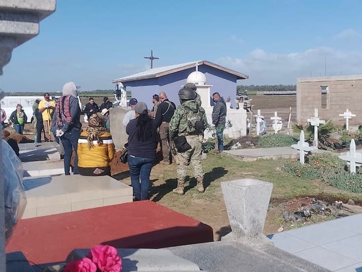 Localizan tres cuerpos entre tumbas en panteón de San Quintín