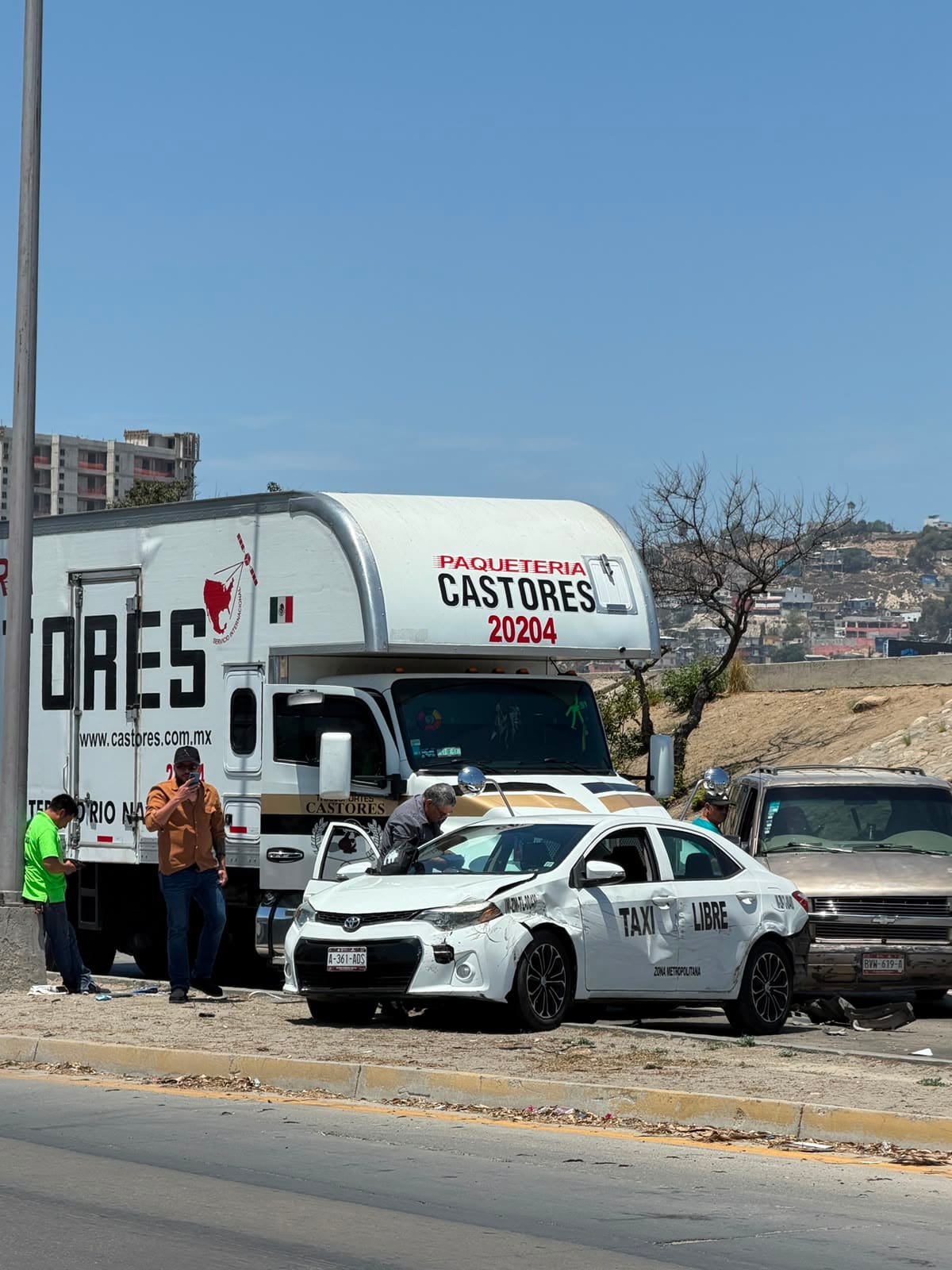 El conductor de una camioneta intentó evitar atropellar a un hombre que se atravesó en la vialidad; al momento de los hechos, se espera el arribo de las autoridades. Foto: Josue Martínez.