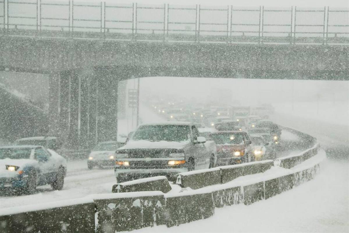 Ciclón bomba histórico impacta a EU dejando severas nevadas y vientos huracanados