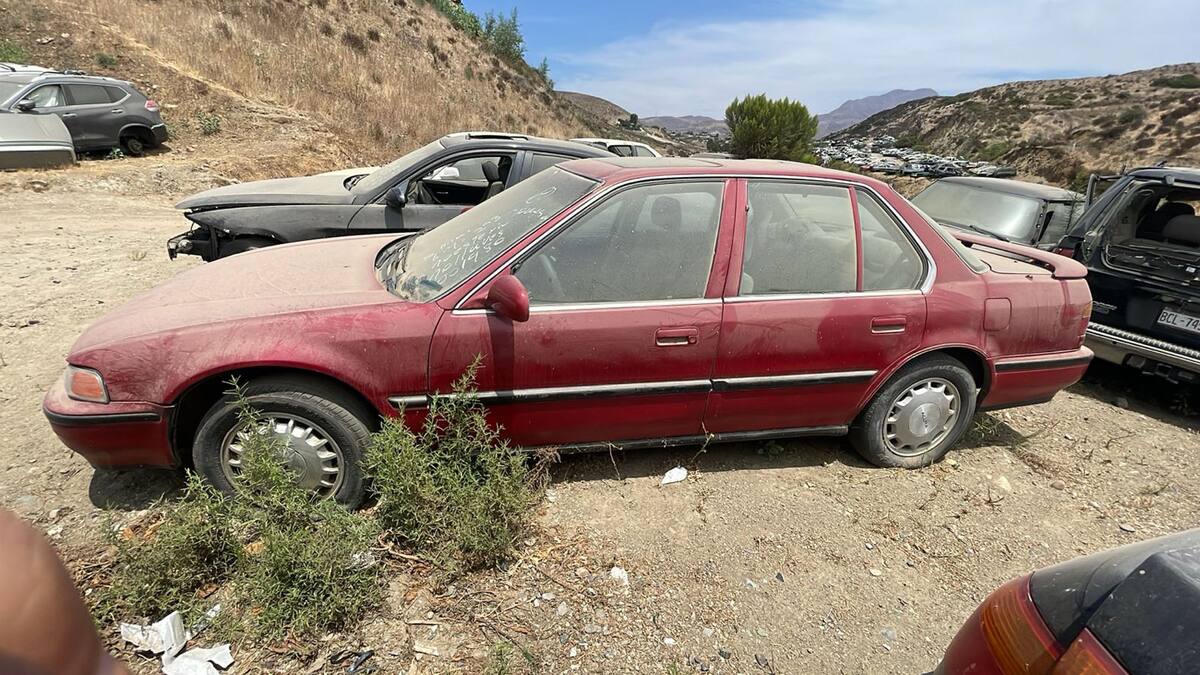 Uno de los vehículos recuperados es un Honda, Accord, rojo, con fecha de robo en septiembre de 2023. Foto: Cortesía