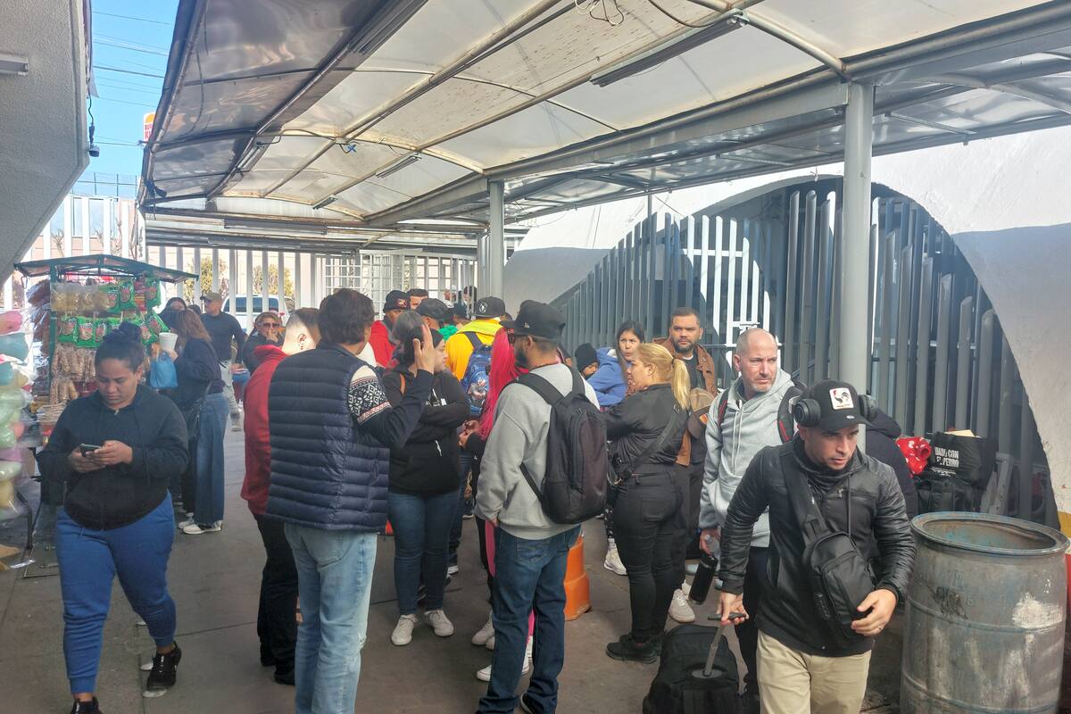 Venezolanos y haitianos se quedan en Nogales