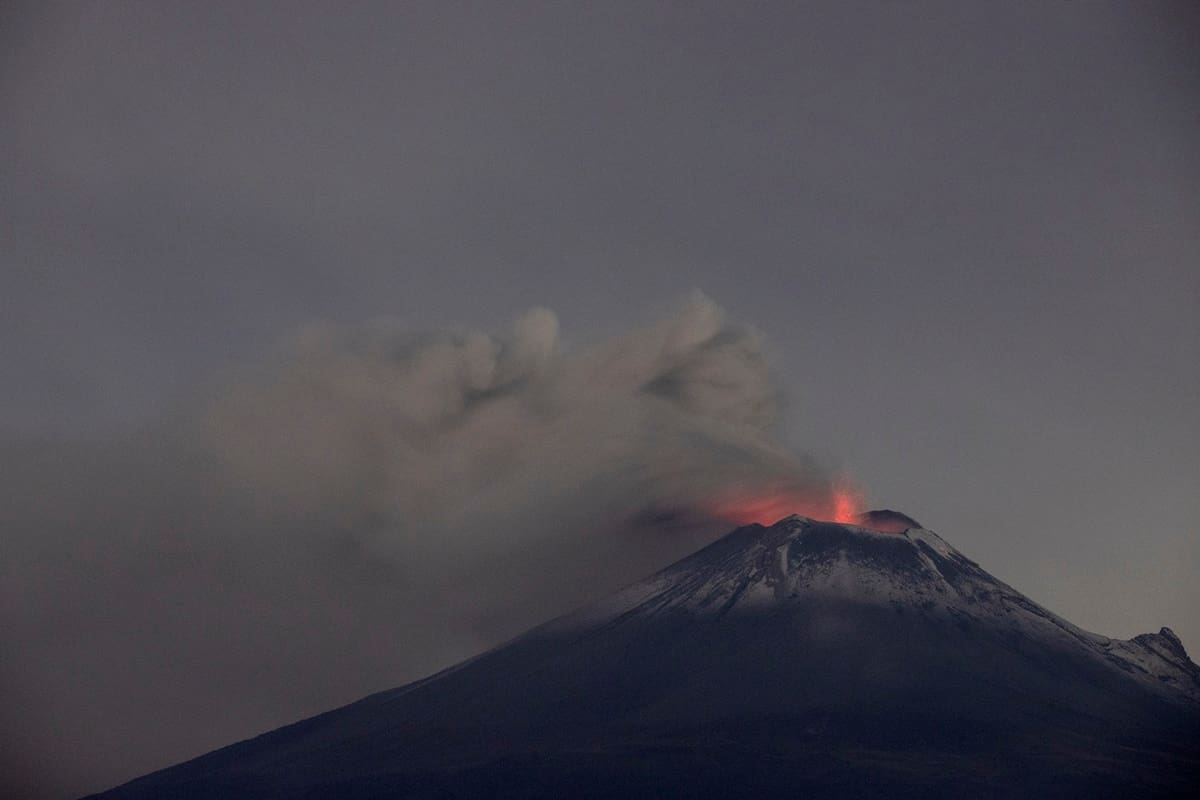 Fotografía del volcán Popocatépetl en actividad, la madrugada del 17 de mayo de 2023, en el poblado en San Mateo Ozolco, Puebla (México). EFE/Hilda Ríos/Archivo