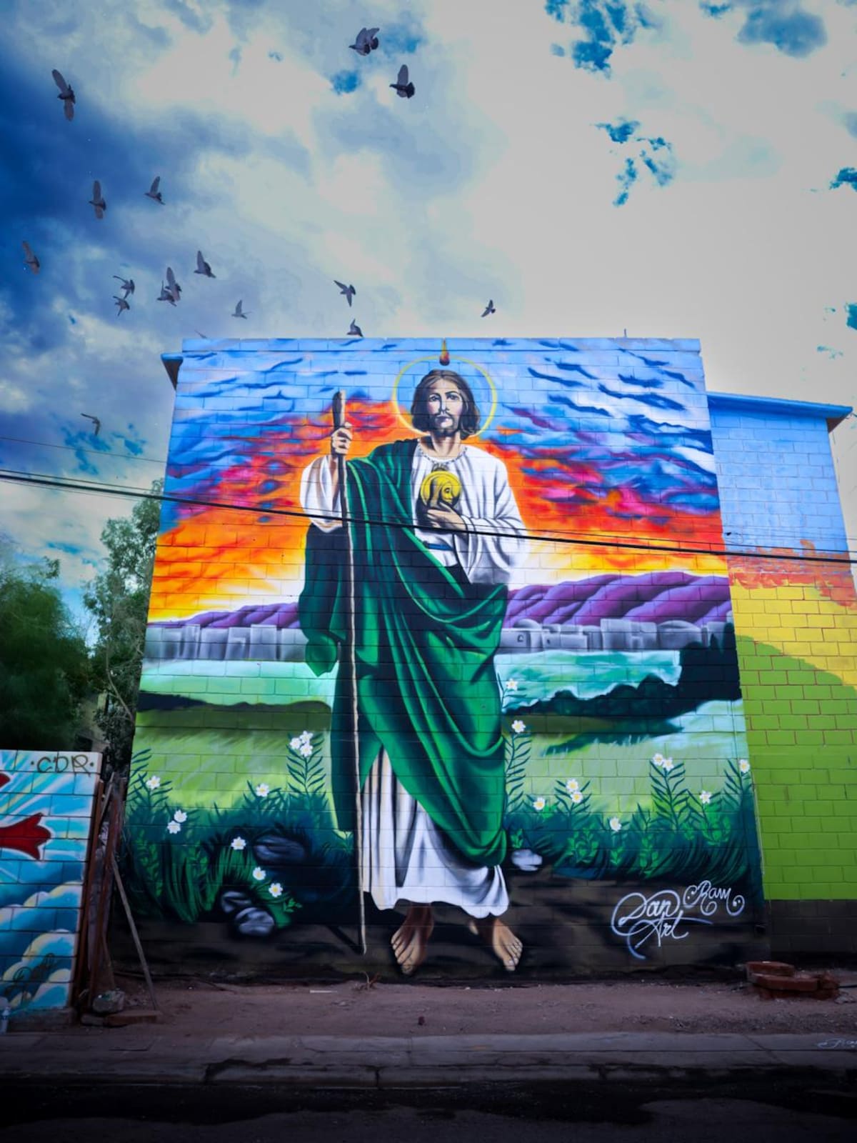 El pasado lunes 21 de octubre, los destacados muralistas Ramsés Larios y Daniel Arce culminaron esta impresionante obra. El mural, símbolo de fe y arte, es una magnífica demostración del gran talento de ambos artistas. Foto: Juan J. Morales.