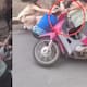 “Se cayó con todo y moto arriba del accidentado.”: mujer que pasaba en motocicleta quiso ver el chisme de cerca, pero terminó siendo parte de él