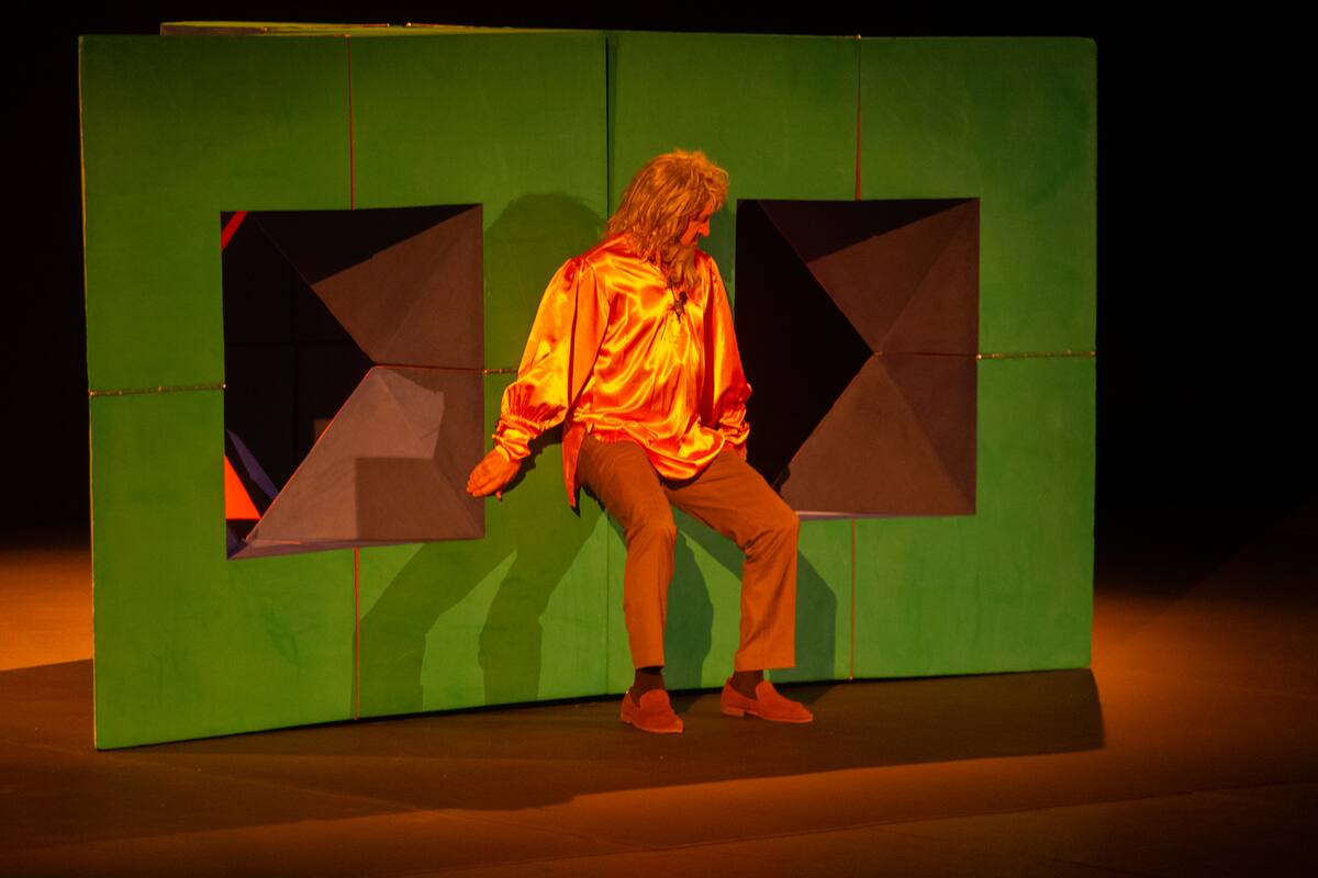 La obra contó con una asistencia de 660 espectadores, entre ellos universitarios y académicos.