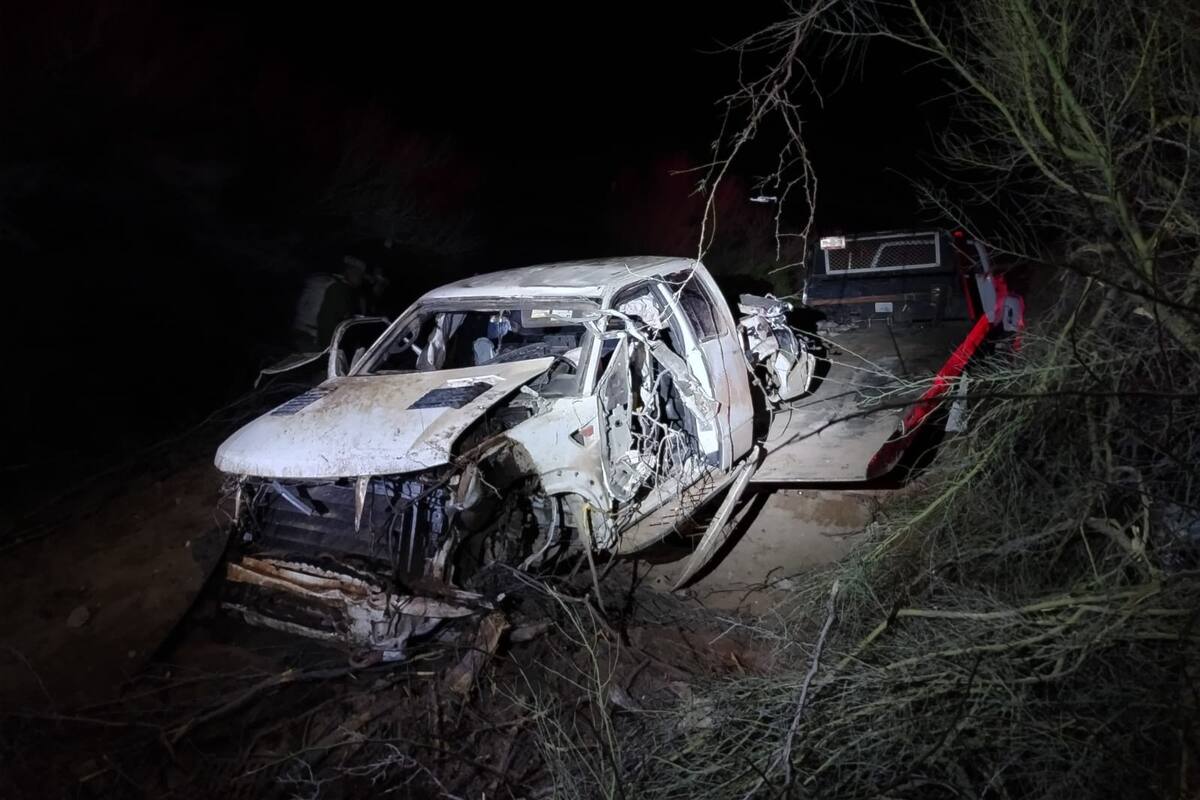 Guardia Nacional y Ejército Mexicano aseguran armas en camioneta siniestrada en Pitiquito