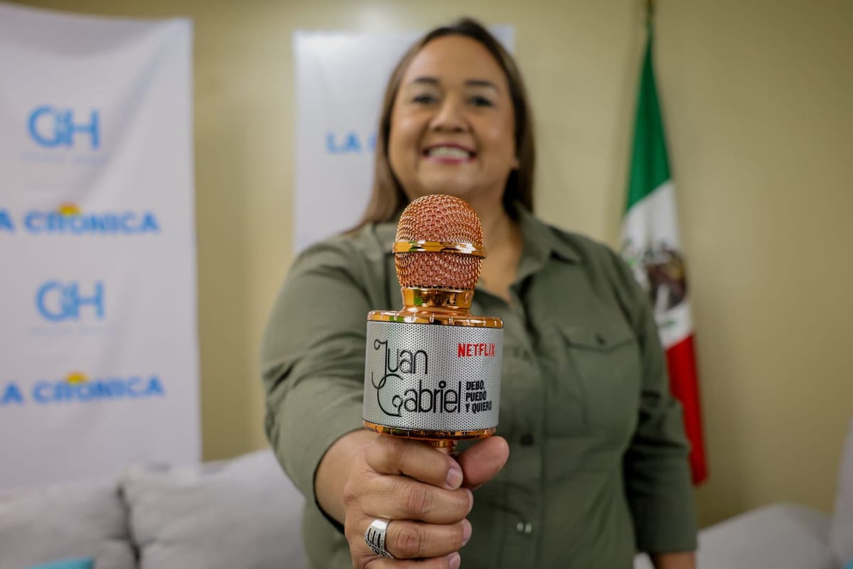 Al estilo de las estrellas de cine, Alicia es aclamada por fanáticos de Juan Gabriel