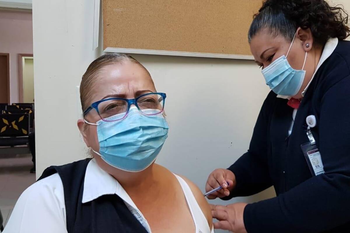 Reciben María y Teresa segunda dosis de vacuna
