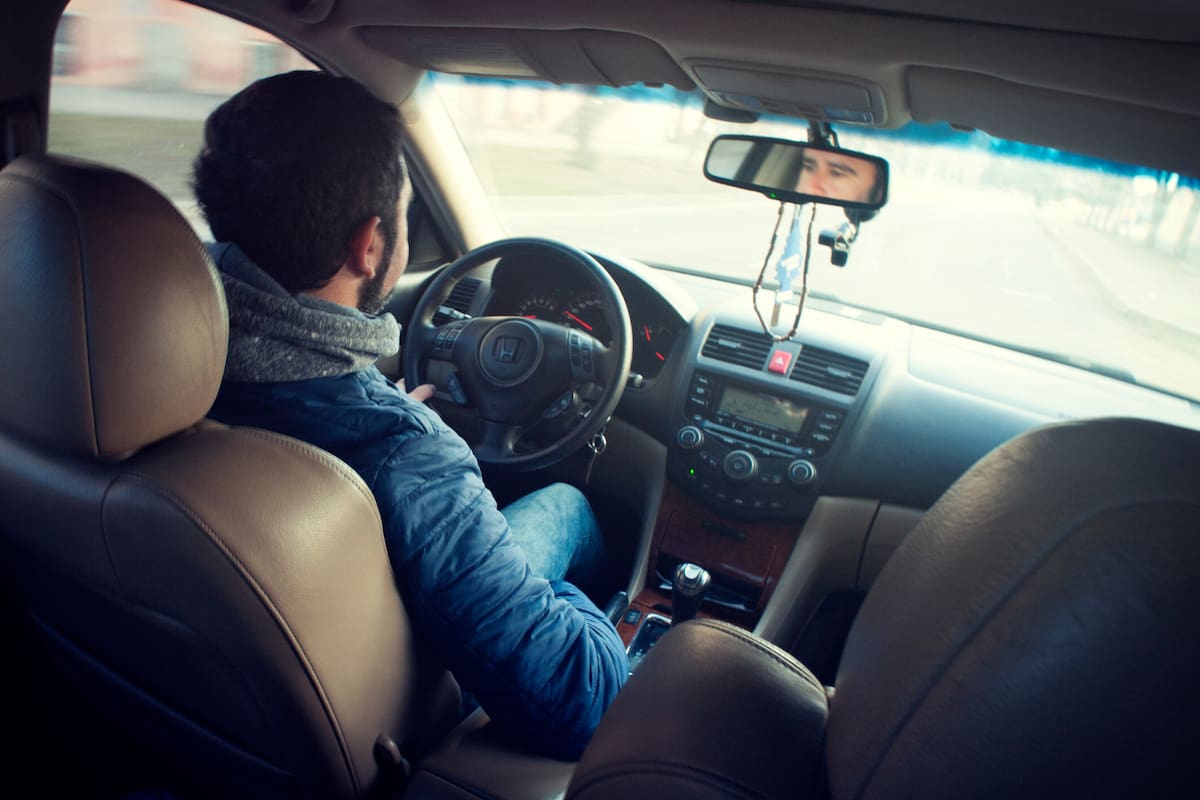 Cómo la forma de manejar podría alertar sobre deterioro cognitivo, según expertos