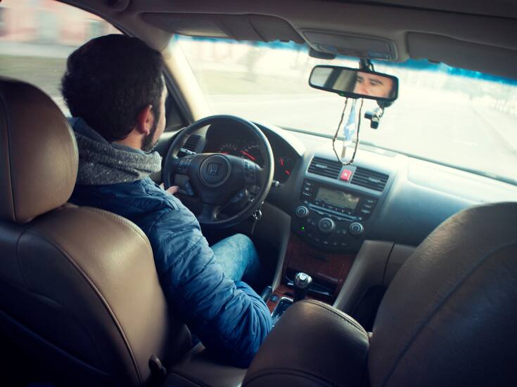 Cómo la forma de manejar podría alertar sobre deterioro cognitivo, según expertos