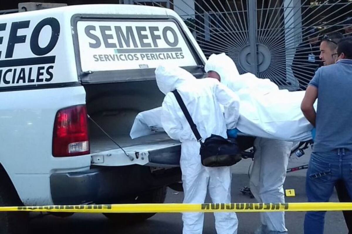 Hallan cuerpos al interior de automóvil abandonado en Michoacán