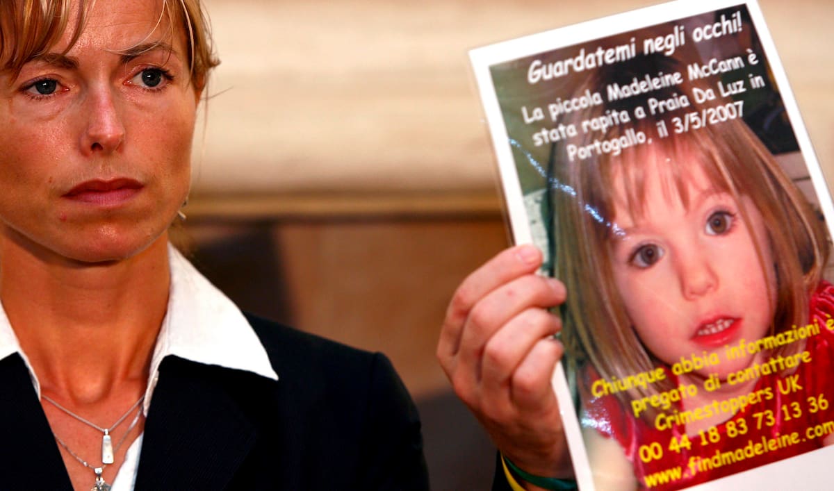 ROM21 CIUDAD DEL VATICANO 30/5/2007.- Kate McCann, madre de la niña británica Madeleine McCann, de 4 años, que desapareció el 3 de mayo desde un hotel del Algarve portugués, junto a una foto de su hija durante una rueda de prensa tras reunirse al final de la audiencia general de los miércoles con el Papa Benedicto XVI, en la embajada británica en la Santa Sede, Italia, hoy, miércoles 30 de mayo.EFE/CLAUDIO ONORATI