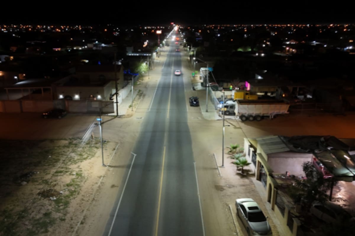 Empresa foránea abandona obra de alumbrado en el centro de SLRC; deja zanjas abiertas, postes sin terminar y un hundimiento en plena calle
