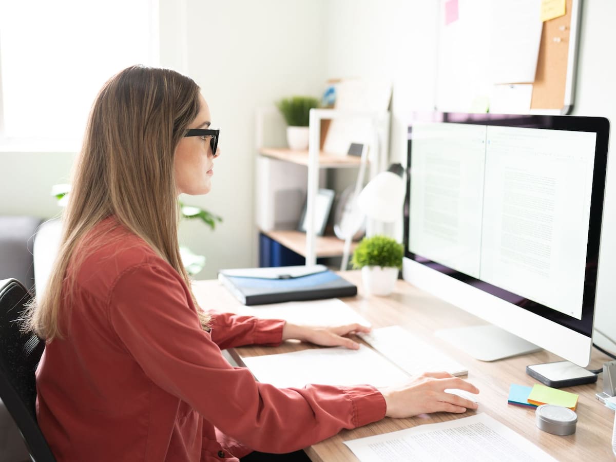 Los traductores son esenciales en sectores como medicina, derecho, ciencia, tecnología, cultura y medios. | Crédito: Canva