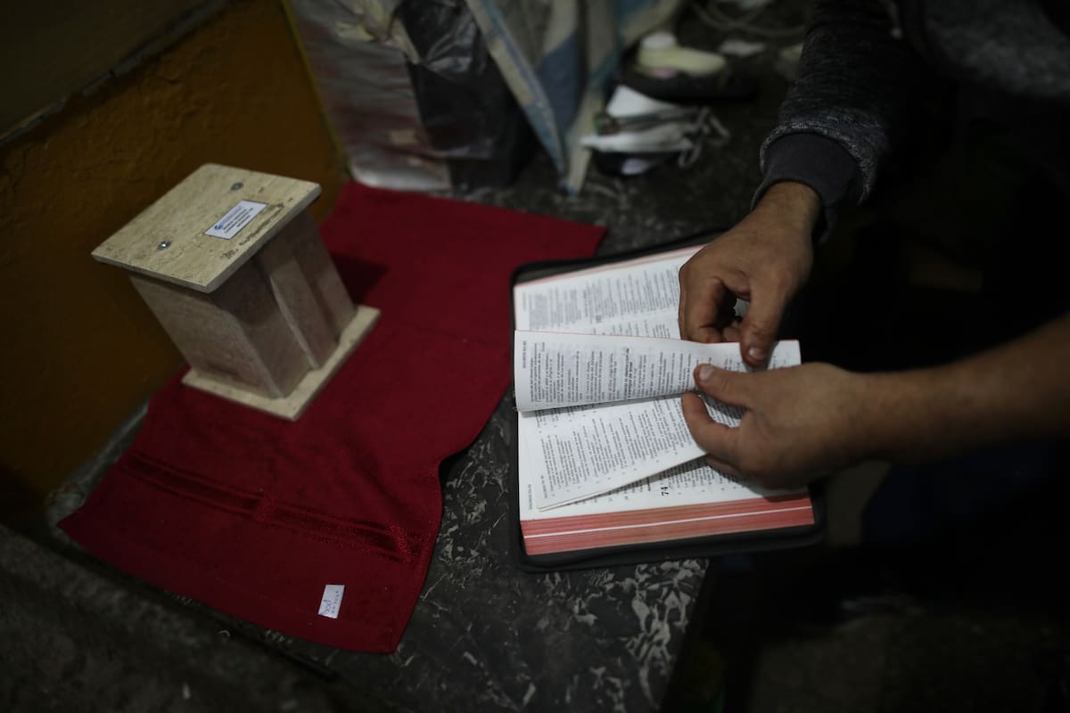“Es probable que las exhibiciones presionen a los niños demandantes a observar, meditar, venerar y adoptar las escrituras religiosas favoritas del Estado, y a suprimir la expresión de sus propios antecedentes y creencias religiosas o no religiosas mientras están en la escuela”, escribió en su decisión. (AP Foto/Rodrigo Abd)