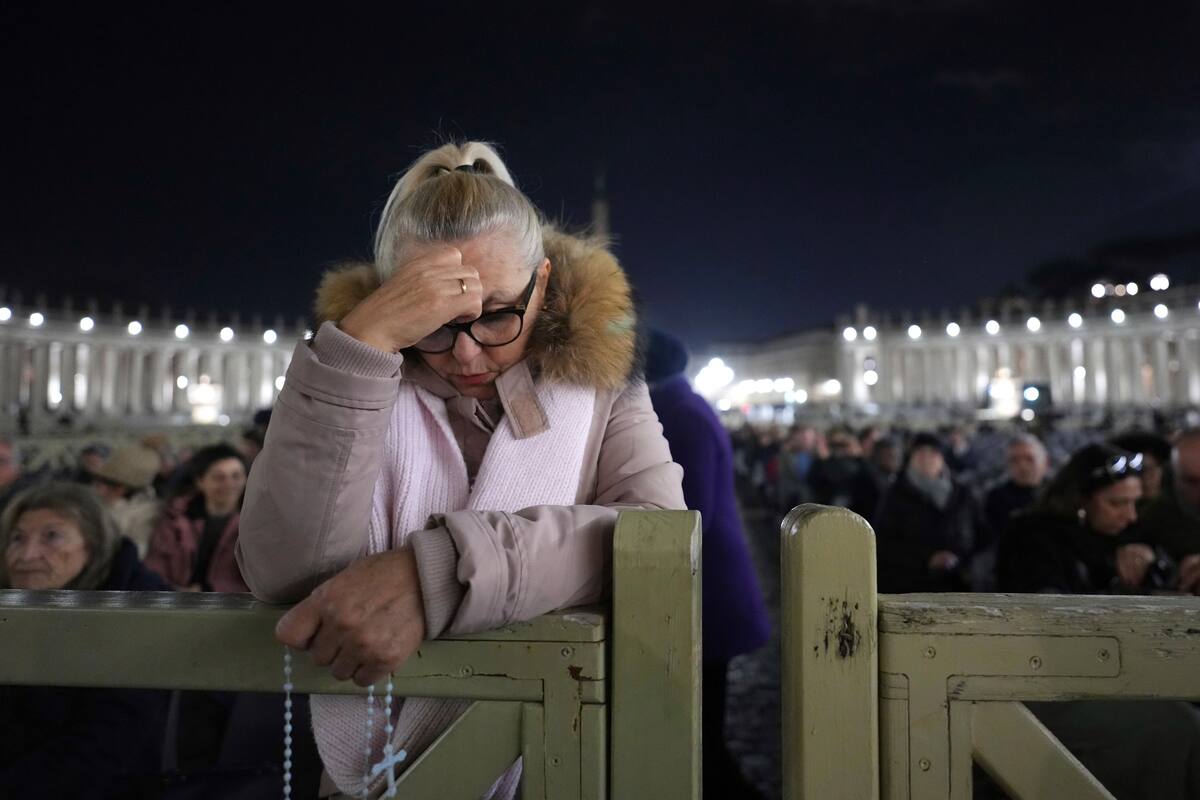 Una mujer participa en el rezo del rosario por la salud del papa Francisco en la Plaza de San Pedro del Vaticano. FOTO: AP