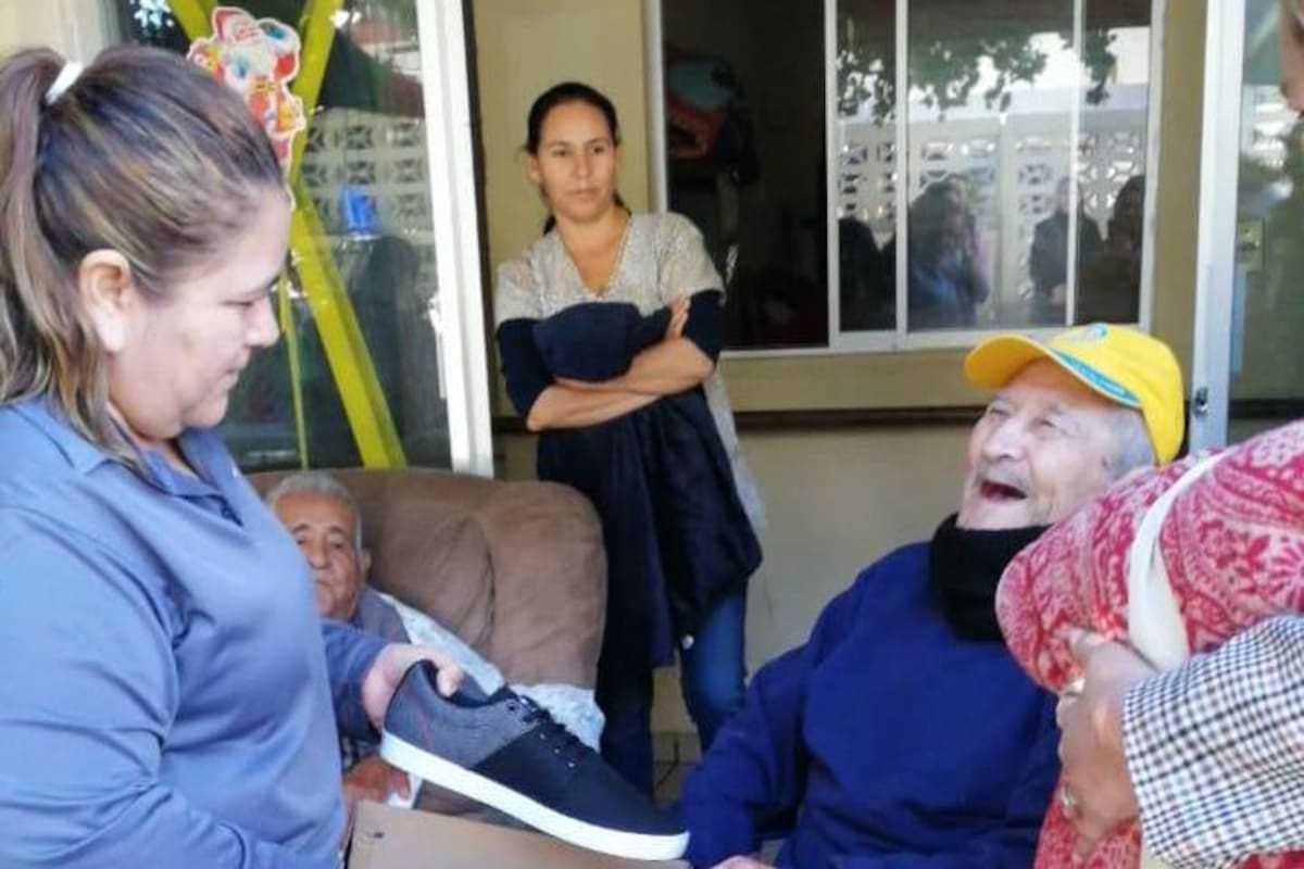 Hasta triple regalo recibirán abuelitos de "santocloses" hermosillenses