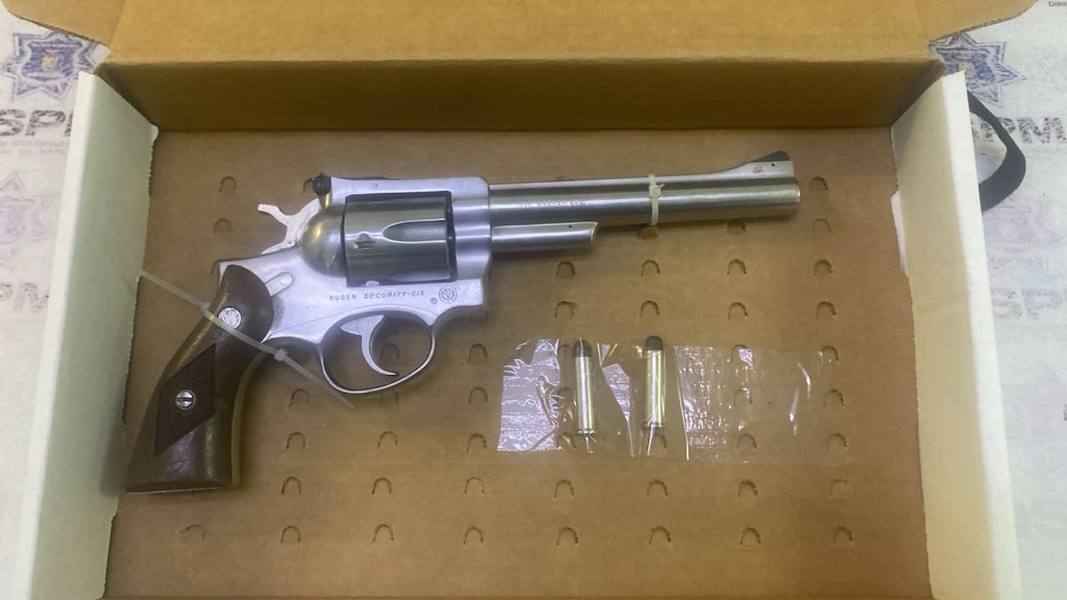 Luis Ángel “N”, de 37 años, fue detenido tras una persecución; policías encontraron un arma calibre .357 Magnum con dos cartuchos útiles dentro de la mochila que arrojó al suelo.