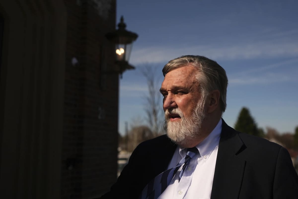 El pastor Doug Wilson posa para un retrato después de los servicios dominicales en el nuevo campus de la Iglesia de Cristo y su Escuela Logos, el domingo 6 de abril de 2025, en Moscú, Idaho. | Crédito: AP/Lindsey Wasson