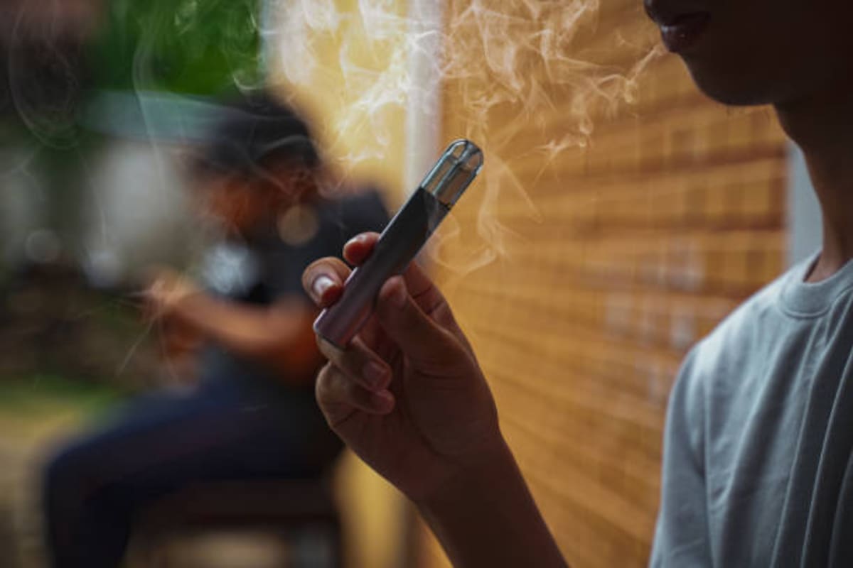 Advierten que vapeadores son un riesgo inmediato para la salud de jóvenes, especialmente ahora que se venden en mercado negro al estar prohibidos