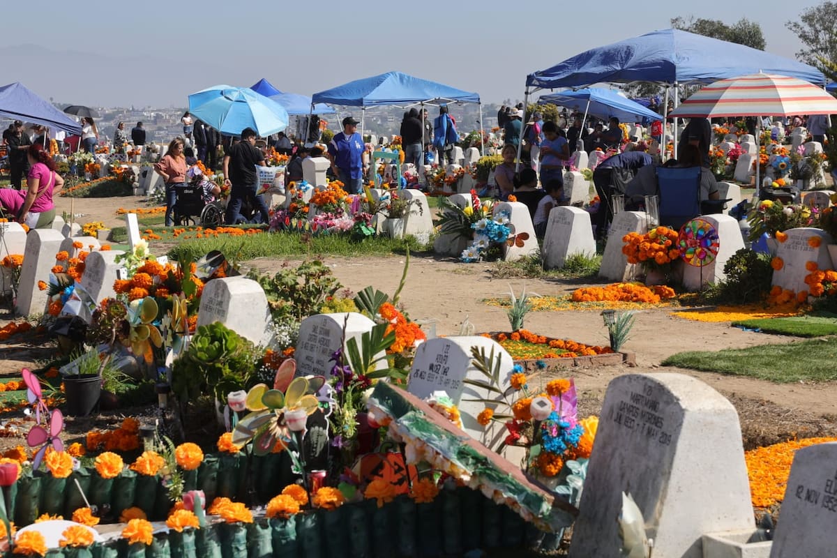 Los visitantes decoraron las tumbas con flores de cempasúchil y música de mariachis para recordar a sus seres queridos. Foto: Sergio Ortiz