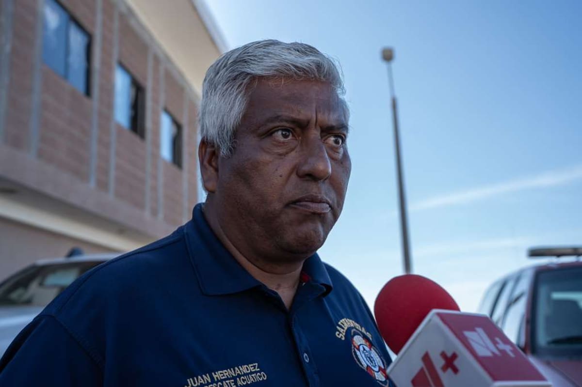 Bomberos atendieron un reporte al 9-1-1 sobre personas que intentaban cruzar hacia Estados Unidos por la zona del muro fronterizo; las seis personas fueron puestas a salvo y trasladadas para valoración médica. Foto: Border Zoom