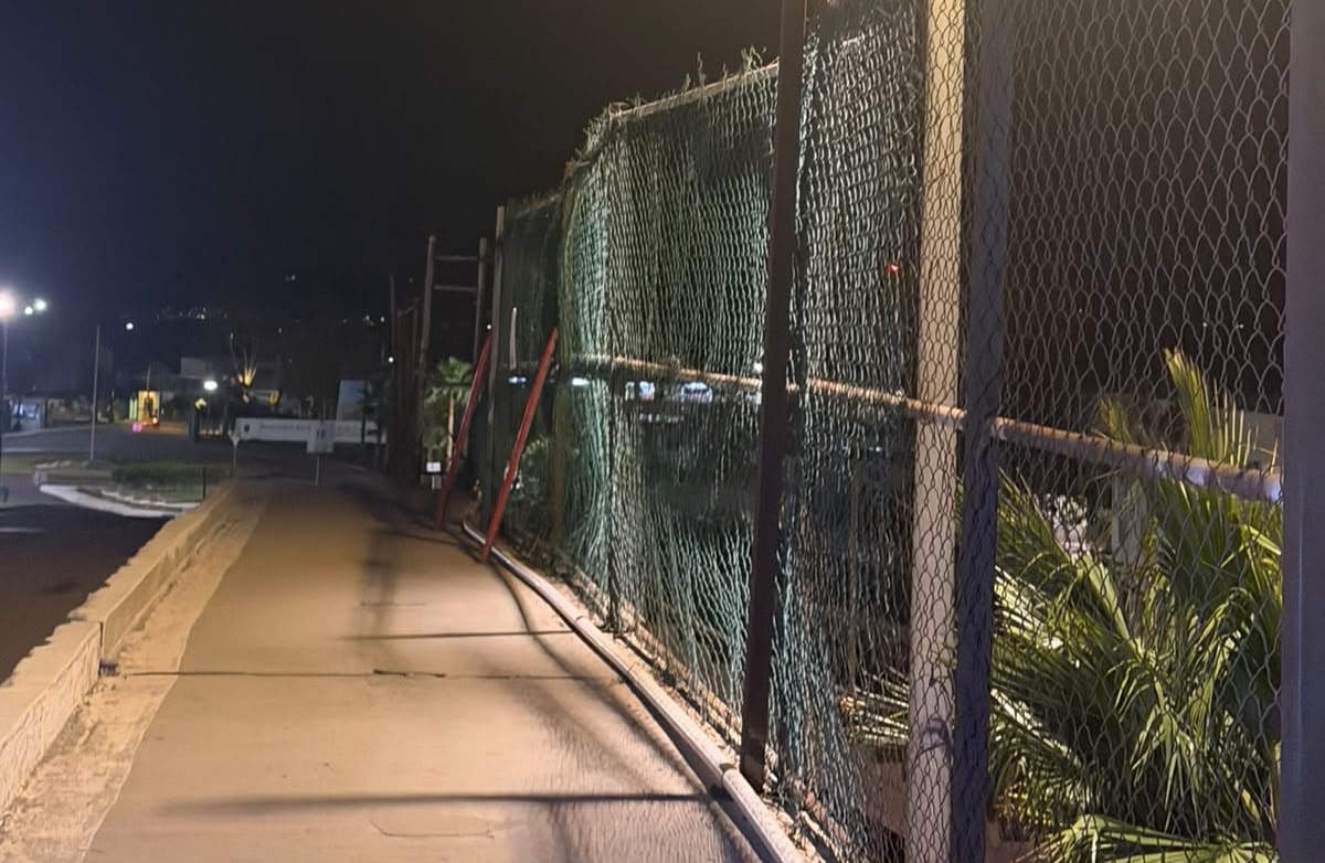 Protección Civil delimitó una sección de las escaleras del puente peatonal de la UABC campus Sauzal, en Ensenada, por un reporte sobre el estado del barandal. El puente permanece abierto, pero se pide respetar la señalización preventiva. Foto: Cortesía