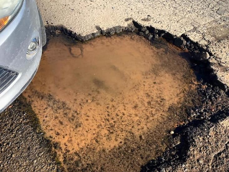 Ladybaches expone las calles destrozadas de Ensenada