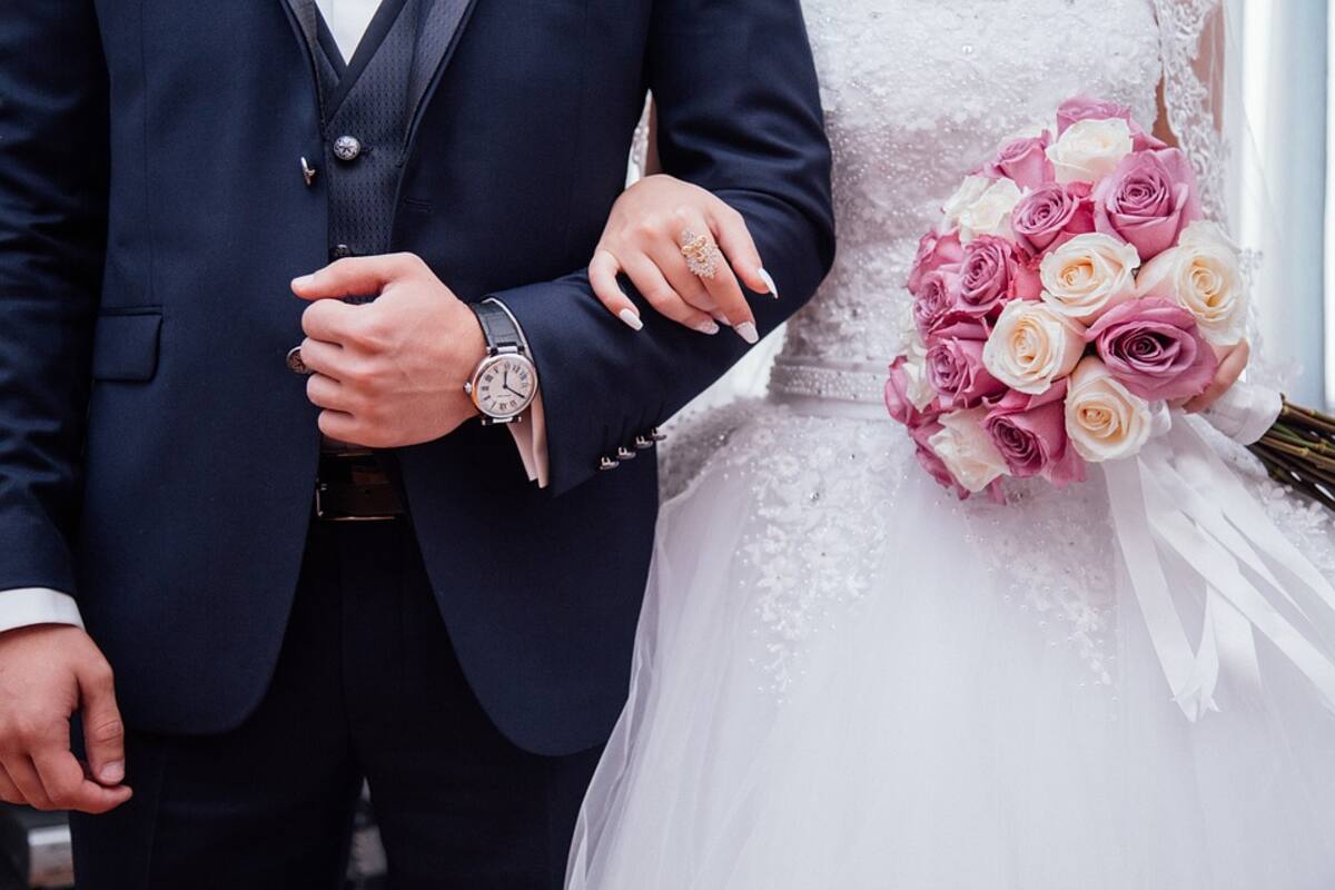 La corren de una boda por servirse mucha comida