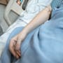 Diferencias entre eutanasia, distanasia y ortotanasia y cuál es la única práctica médica permitida por la ley en 14 estados de México