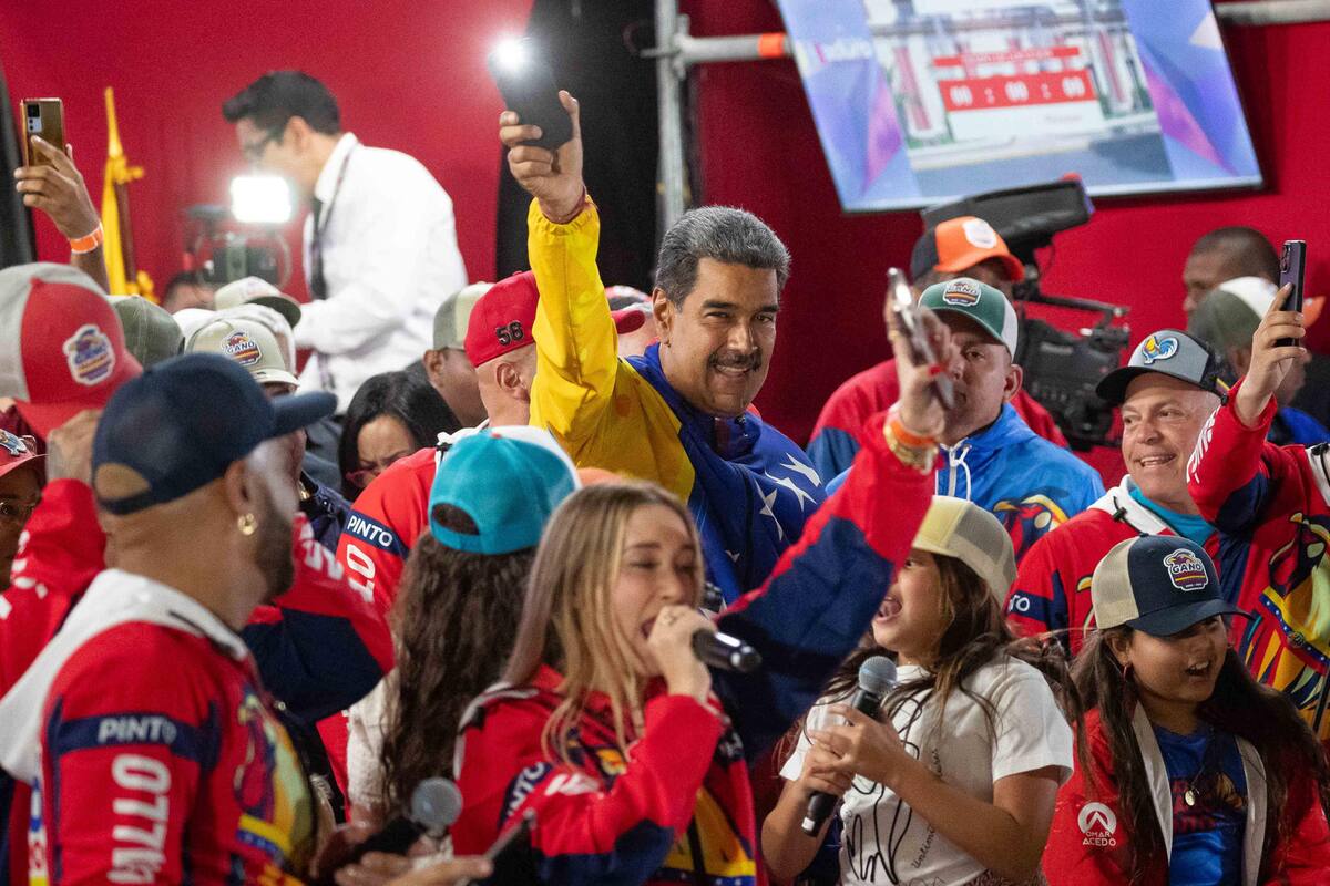 El presidente de Venezuela, Nicolás Maduro (d), celebra tras conocer los resultados de las elecciones presidenciales, en Caracas (Venezuela). | Crédito: EFE/ Ronald Peña R.
