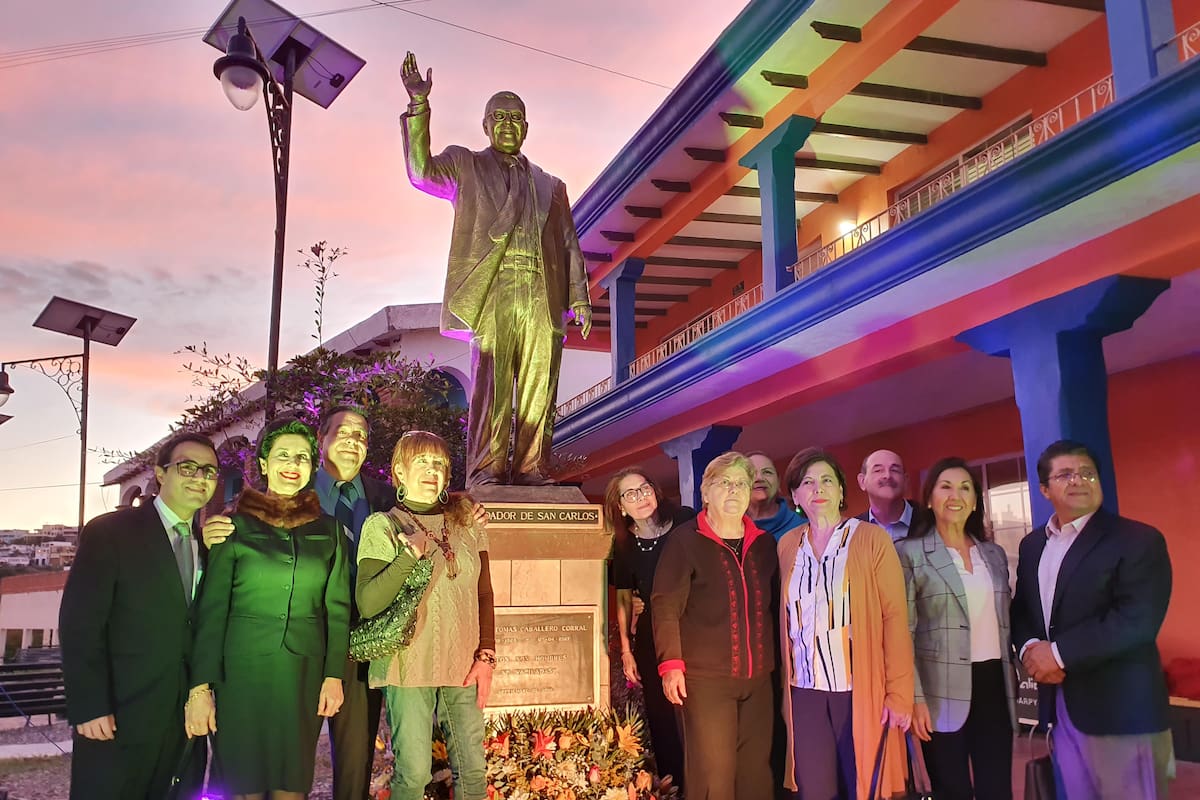 Develan estatua en San Carlos de Rafael Caballero