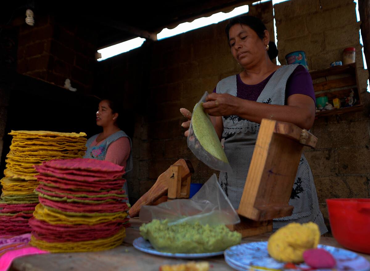 Fotografia fechada el 11 de junio del 2020, que muestra a mujeres indígenas, que elaboran Tortillas echas a mano. | Crédito: EFE/Carlos López