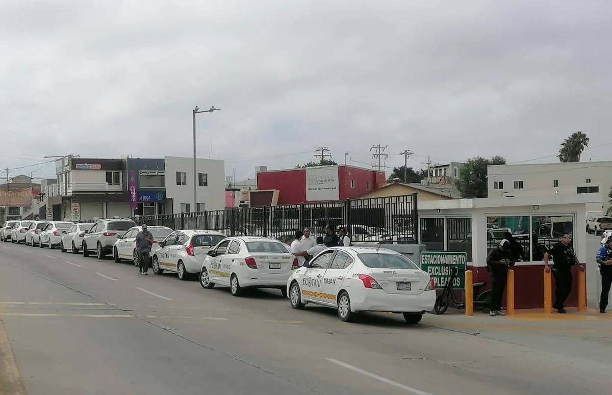 Choferes del transporte público se manifestaron para pedir al IMOS reforzar las inspecciones contra operadores de plataformas digitales que, aseguran, trabajan sin registro ni documentación oficial, lo que consideran una competencia desleal. Foto: Cortesía