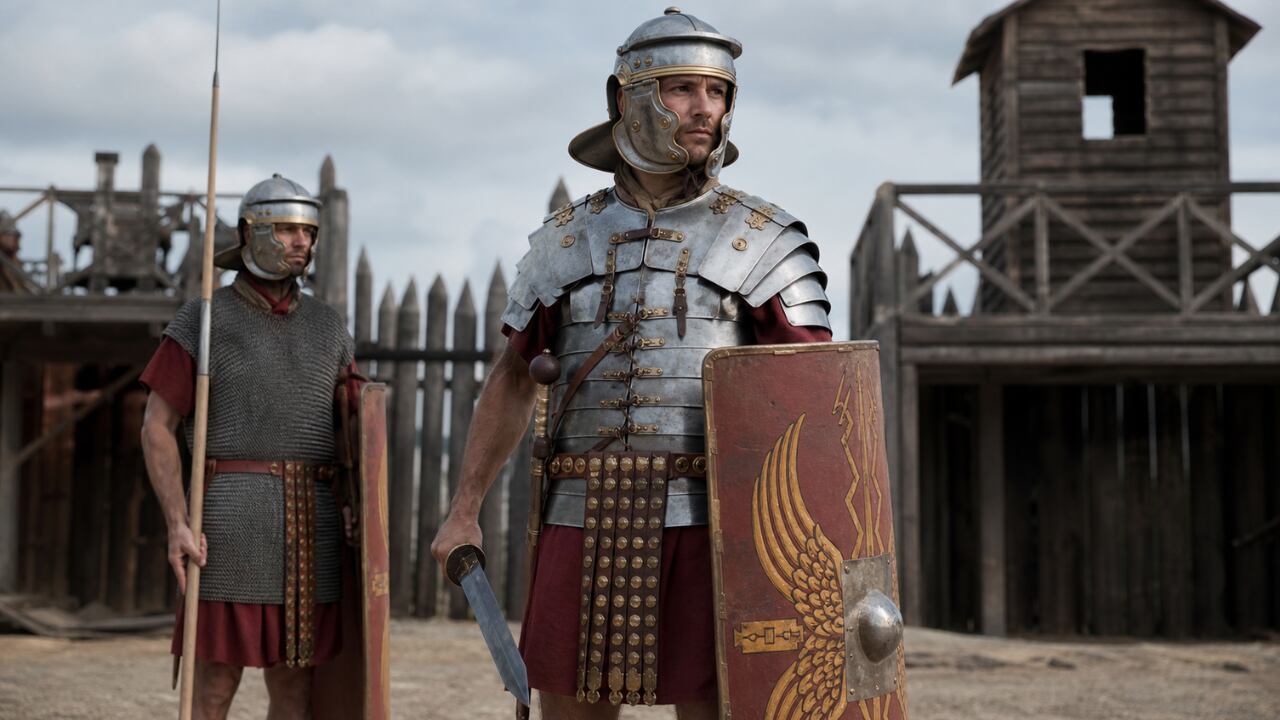 La lorica segmentata llevó la protección corporal hacia un diseño más articulado, con placas metálicas unidas mediante correas, bisagras y otros elementos.