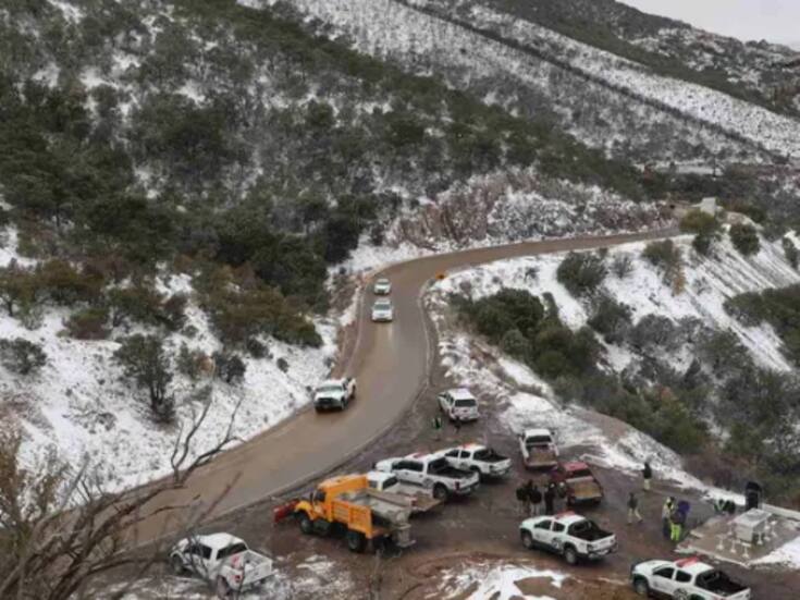 Protección Civil alerta: Continúa cerrado el tramo carretero a Puerto San Luis por caída de nieve y deslaves