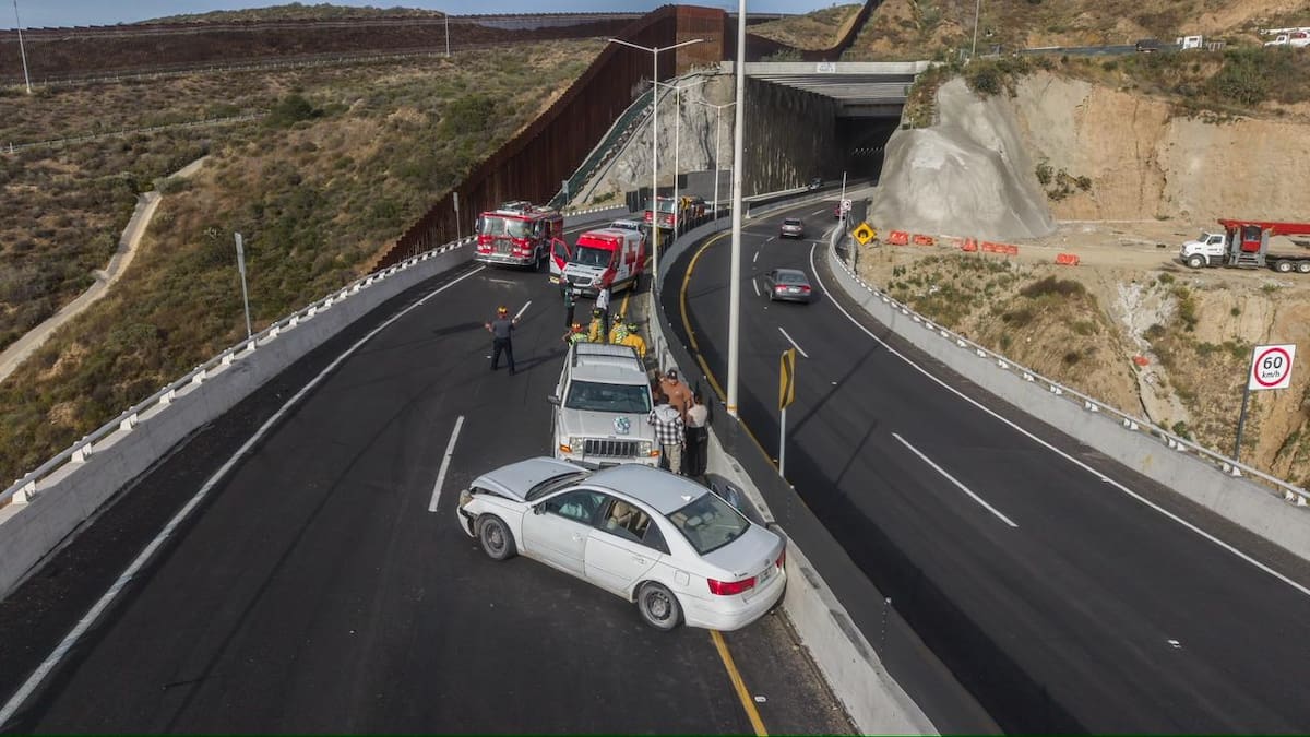Un accidente entre dos vehículos en el viaducto elevado, a la altura del Cañón del Matadero, dejó una mujer trasladada a un hospital y afectaciones a la vialidad. Foto: Border Zoom