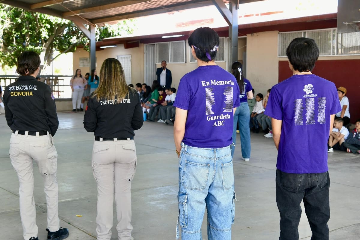 Integrantes de la agrupación Salud y Justicia Sobrevivientes ABC, dan una platica a alumnos de la primaria “Manuel González Franco”. FOTO: ESPECIAL